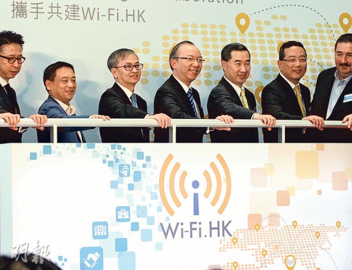 創科局副局長鍾偉強(左三)昨出席「Wi-Fi.HK」計劃推廣活動表示,冀私營機構續於私人地方推出免費Wi-Fi。署理政府資訊科技總監林偉喬(左四)透露,今年中擬在約100個地點推行Wi-Fi試點服務,主要在公園、海濱長廊等室外地方,了解在室外鋪設Wi-Fi熱點的難度。(李紹昌攝) 創科局副局長鍾偉強(左三)昨出席「Wi-Fi.HK」計劃推廣活動表示,冀私營機構續於私人地方推出免費Wi-Fi。署理政府資訊科技總監林偉喬(左四)透露,今年中擬在約100個地點推行Wi-Fi試點服務,主要在公園、海濱長廊等室外地方,了解在室外鋪設Wi-Fi熱點的難度。(李紹昌攝)