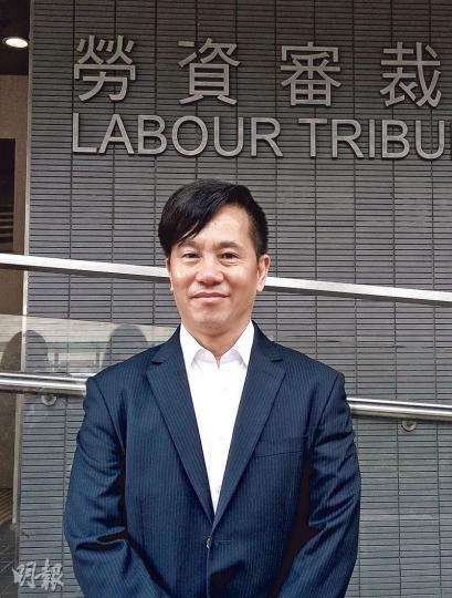 前飛虎隊警長梁家聲(圖)撤回年假申索後在庭外說,數十年來在警隊服務,一直認為應該有公義,今次事件令他「清楚知道唔係咁樣」。(鄧力行攝) 前飛虎隊警長梁家聲(圖)撤回年假申索後在庭外說,數十年來在警隊服務,一直認為應該有公義,今次事件令他「清楚知道唔係咁樣」。(鄧力行攝)