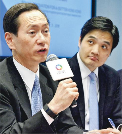 團結香港基金研究委員會委員陳智思(左)及副總幹事黃元山(右)認為,「社會效益評估」可衡量政策在經濟以外的影響,能更全面反映政策成效。(鄧宗弘攝) 團結香港基金研究委員會委員陳智思(左)及副總幹事黃元山(右)認為,「社會效益評估」可衡量政策在經濟以外的影響,能更全面反映政策成效。(鄧宗弘攝)