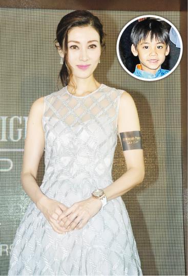李嘉欣表示囝囝Jayden(圓圖)喜歡跟陌生人聊天,又不懂守秘密,雖然有時令她幾尷尬,但沒打算阻止或要他講大話。(攝影:黃梓烜) 李嘉欣表示囝囝Jayden(圓圖)喜歡跟陌生人聊天,又不懂守秘密,雖然有時令她幾尷尬,但沒打算阻止或要他講大話。(攝影:黃梓烜)