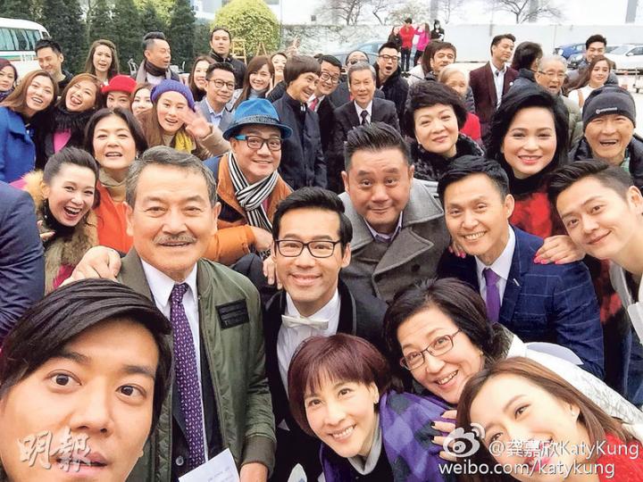 龔嘉欣上載與一眾《愛.回家》演員劉丹、徐榮、黎諾懿、林漪娸、馬海倫、麥長青等的大合照,訴說不捨之情。(微博圖片)龔嘉欣(右起)在劇中與張振朗結婚,「爸爸」張國強、「細佬」吳業坤及「媽媽」樊亦敏齊送嫁。(微博圖片)萌爆「馬家好」要在熒幕前跟大家說再見了。(微博圖片) 龔嘉欣上載與一眾《愛.回家》演員劉丹、徐榮、黎諾懿、林漪娸、馬海倫、麥長青等的大合照,訴說不捨之情。(微博圖片)龔嘉欣(右起)在劇中與張振朗結婚,「爸爸」張國強、「細佬」吳業坤及「媽媽」樊亦敏齊送嫁。(微博圖片)萌爆「馬家好」要在熒幕前跟大家說再見了。(微博圖片)