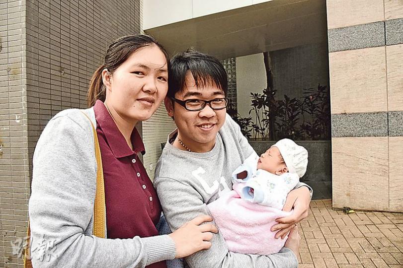 抱着出生14天嬰兒的黃氏夫婦昨到粉嶺母嬰健康院，他們贊成香港兒童優先打疫苗，「話晒我哋係土生土長香港人」。（鍾炳然攝）衛生署轄下31間母嬰健康院昨起向非港童預約打疫苗設限，每月共有120個新症配額，前日有15間爆滿，至昨日已全部額滿。圖為粉嶺母嬰健康院。（鍾炳然攝）