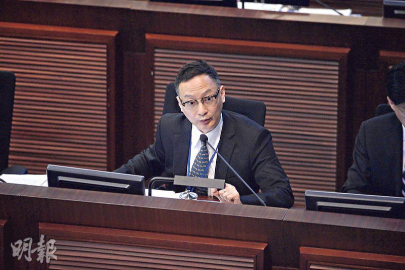 民政事務局常任秘書長馮程淑儀被指在年前一宗物業交易上涉及利益衝突，公務員事務局長張雲正（圖）昨多次被問及處理個案需時多久，以及馮程淑儀會否被停職，張均沒正面回應，只稱會按機制處理。（鍾林枝攝）