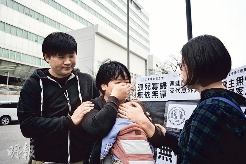 29歲死者劉培寧的遺孀（中）昨午抱着7個月大兒子，由親友及工業傷亡權益會人員陪同到涉事維修中心抗議，希望了解意外真相，其間劉妻悲慟不已，要親友安慰。（賴俊傑攝）