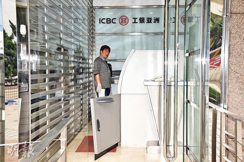內地旅客報稱因無法在櫃員機提款，找來鐵通企圖撬門，但未得逞。圖為警方之後打開機門調查及蒐證。（蔡方山攝）