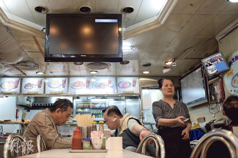 開業10多年、位於深水埗的匯發茶餐廳，負責人及老員工都鍾愛亞視，店內多部電視機一直播放亞視。至昨晚亞視「熄機」，電視畫面隨即變黑，有員工說日後要聽收音機代替看亞視。（鍾林枝攝）