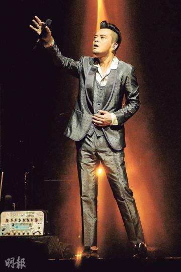 黃耀明演唱多首亞視經典劇集歌曲,並藉此傳達不同信息。(攝影﹕孫華中) 黃耀明演唱多首亞視經典劇集歌曲,並藉此傳達不同信息。(攝影﹕孫華中)