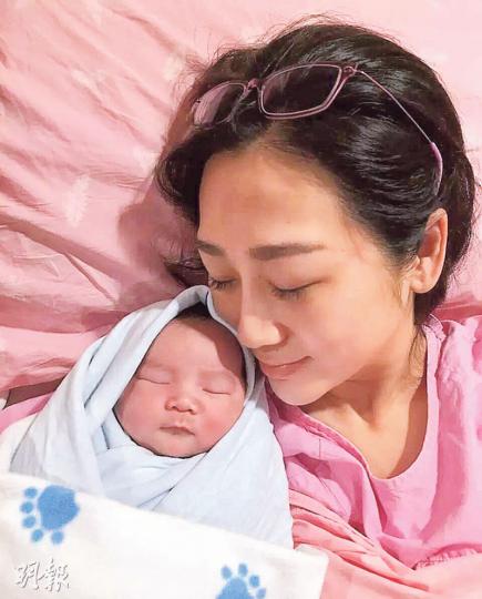 陳浩民太太蔣麗莎跟新生B女齊齊甜睡,畫面非常溫馨。(微博圖片) 陳浩民太太蔣麗莎跟新生B女齊齊甜睡,畫面非常溫馨。(微博圖片)