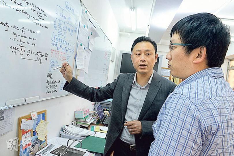 「導航會計」是一家專門聘請更生者的會計師樓，老闆劉錦泰（Thomas、左）除了希望能給更生者工作機會外，更希望能拉近社會與更生者的距離。員工阿武（右）曾因詐騙罪入獄9年，他3年前起在導航工作，重獲自信和尊嚴。（劉焌陶攝）