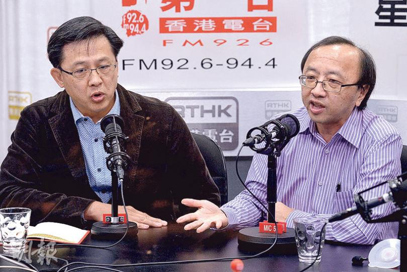 律師會前會長何君堯（左）、港大法律學院首席講師張達明（右）昨出席電台節目，何批評提倡港獨的人沒有正常思想和基本智慧，張認為只要不涉及鼓吹武力，港獨言論並不犯法。（楊柏賢攝）