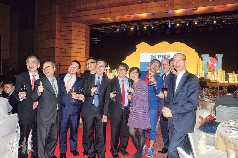新民黨今年的5周年晚宴移師會展舉行，大批官員出席，包括民政事務局長劉江華（左二）、政制及內地事務局長譚志源（右三）、環境局長黃錦星（右一）等。（鄧宗弘攝）特首梁振英（右）昨晚短暫出席新民黨的酒會後離開，新民黨主席葉劉淑儀（左）特地送行。（鄧宗弘攝）新民黨晚宴上，政務司長林鄭月娥（右）被安排與前布政司鍾逸傑（左）同枱。（鄧宗弘攝）