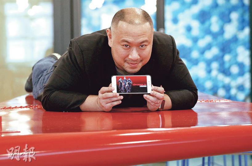 港青陳勳達與拍檔看準機遇，去年創立8人團隊Fifth Journey，以荷李活電影為藍本設計手機遊戲。他自言對港產電影和流行曲有情意結，期望其團隊的作品能令香港娛樂事業揚威。圖為他手持《轟天猛將》的手遊畫面。（郭慶輝攝）陳勳達說他與團隊會為電影度身設計遊戲，並首創一站式平台，在手遊頁面兼賣戲票和周邊商品等。圖為其中一款即將推出的遊戲。（郭慶輝攝）