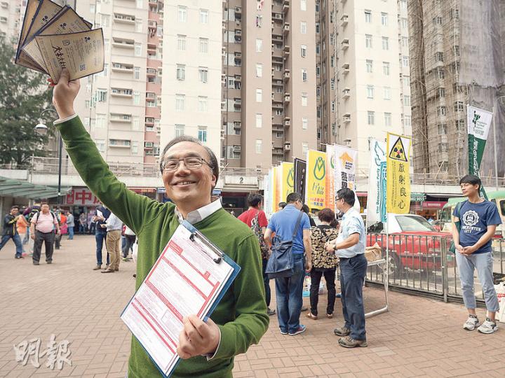 泛民會議各政黨及12個民間專業團體昨在大圍發起選民登記活動，公民黨黨魁梁家傑（圖）稱，希望更多市民登記成為選民，若特首梁振英在立法會選舉及特首選委選舉「敗陣」，梁振英將「無得留低」。（馮凱鍵攝）
