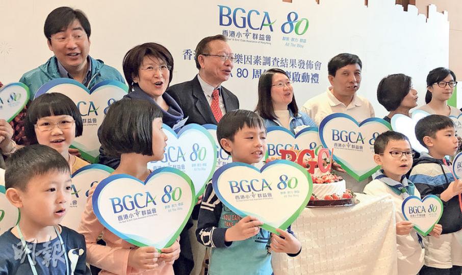 小童群益會總幹事羅淑君（後左二）建議，兒童宜每日不少於半小時運動及每周一次戶外群體活動，以放鬆及紓緩壓力。昨日出席活動的還有小童群益會執行委員會主席吳彥明醫生（紅呔者）、浸會大學體育學系副教授雷雄德（後右三）及小童群益會助理總幹事黃貴有（後左一）。（王慧瓊攝）
