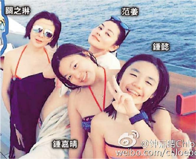 鍾鎮濤、范姜跟兩個囡囡鍾嘉晴、鍾懿齊齊在遊艇上浸jacuzzi。(微博圖片)
鍾鎮濤、范姜跟兩個囡囡鍾嘉晴、鍾懿齊齊在遊艇上浸jacuzzi。(微博圖片)