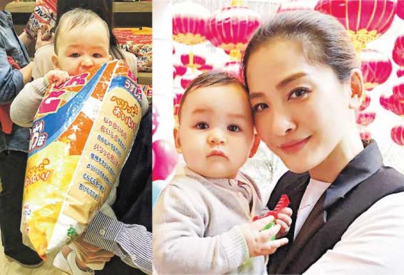 周汶錡的囝囝Jacques轉眼已9個月大,他揸住大袋薯片唔肯放手,非常搞笑!(微博圖片)
周汶錡的囝囝Jacques轉眼已9個月大,他揸住大袋薯片唔肯放手,非常搞笑!(微博圖片)