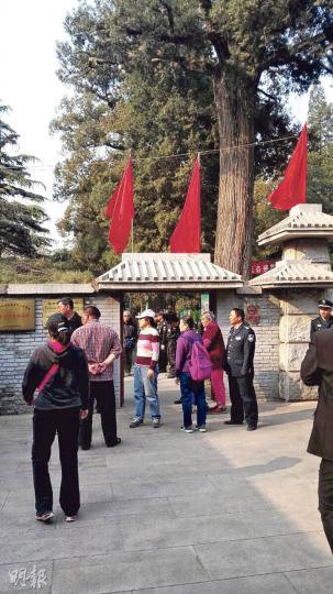 昨日上午，八寶山革命公墓迎來紅後代的掃幕高峰。（明報記者攝）