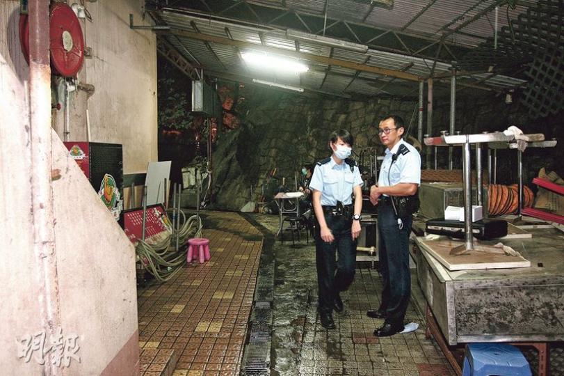 深井陳記廣場一女廁廁格昨晚發現藏有嬰屍，警方趕至封鎖現場通宵調查，正追尋嬰兒親生父母助查。（伍浦鋒攝）