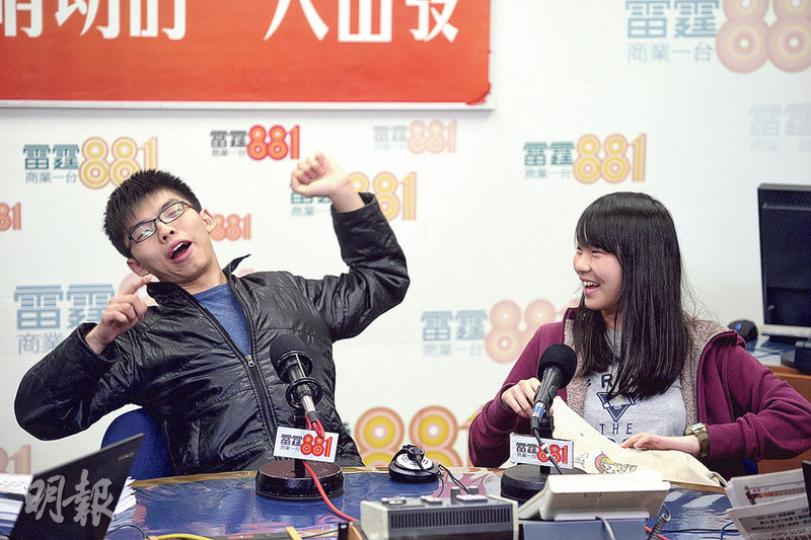 正籌組政黨的前學民思潮召集人黃之鋒（左）及前成員周庭（右）昨出席商台節目，稱兩人早前向匯豐銀行申請開立聯名戶口被拒，黃之鋒稱匯豐亦拒絕其開立個人戶口的申請，質疑當中涉政治考慮。（鍾林枝攝）