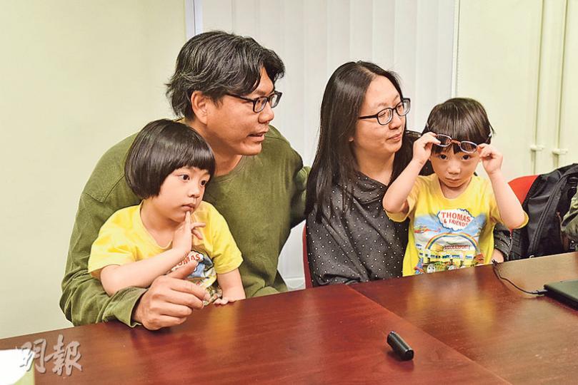 早已育有一女的林先生（左二）、林太太（右二），面對早產的朗森（右一）出生都手足無措，朗森如今3歲，眼睛因早產有400度近視，需戴眼鏡。（陳淑安攝）