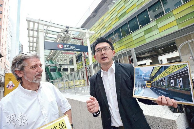 黃竹坑站公共交通交匯處將完工，多名南區區議員包括司馬文（左）及柴文瀚（右）均批評設施不符原設計。（楊柏賢攝）