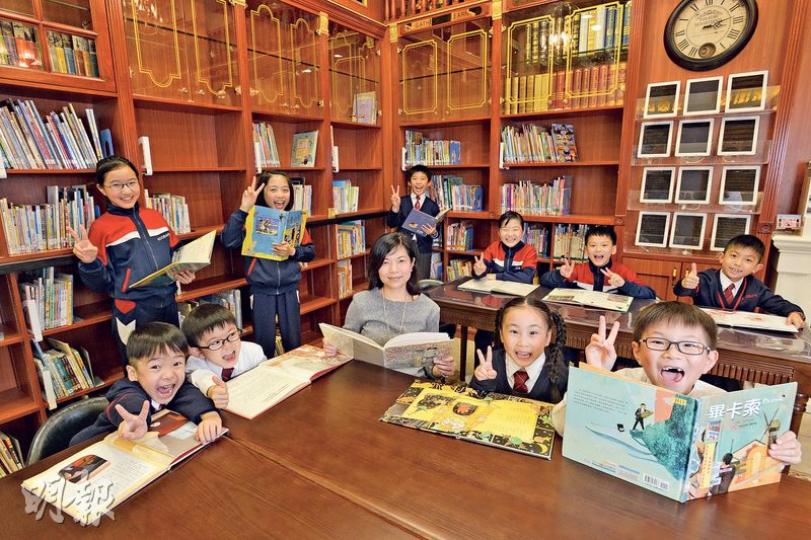英皇書院同學會小學 在有趣環境下學習 （黃志東攝）英皇書院同學會小學陳淑英校長（中）認為，只要學生一踏進校園，每個細節都是一個課程，所以很着重學習環境和氣氛，也重視於日常細節培育學生品行和態度。（黃志東攝）語文徑放置了一個英式郵筒，仿真度甚高，校長說甚至有學生問可否用來投寄信件。（黃志東攝）幾個無花果卡通角色LEGO，是去年學校舉辦LEGO積木模型展覽及工作坊時創作，不同的無花果代表了不同的德行。（黃志東攝）六年級英文班以平板電腦上課。陳校長認為電子教學並非人有我有，使用的原則是適時適用，着重其