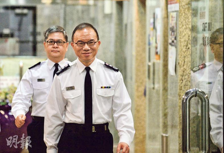 52歲的新任入境處長曾國衛（前）昨日履新，與其副手、新任副處長羅振南（後）於下午一同見記者。曾國衛說，未來工作挑戰包括要加快處理免遣返聲請個案。（鄧宗弘攝）