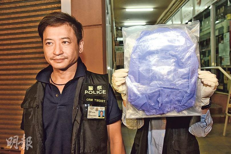 警方展示被用作包裹嬰屍的一個來自一日本銀座玩具店的紫色膠袋，袋上印有店名「博品館」，呼籲有資料提供人士與警方聯絡。（蔡方山攝）深井陳記廣場前晚一女廁廁格揭發嬰屍案，至昨凌晨嬰屍由仵工舁往殮房等候驗屍確定死因。（蔡方山攝）