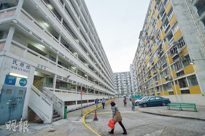城規會昨起就大坑西邨重建計劃諮詢公眾至4月26日，根據管理大坑西邨的平民屋宇有限公司提交的計劃，重建擬分兩階段，並發展為私營資助房屋，當中首階段先清拆民樂樓（左）及民康樓（右）。整項重建計劃完成後，可提供近5000個單位。（楊柏賢攝）