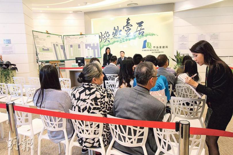 市建局首個資助房屋項目煥然壹居昨起揀樓，共邀請68組合資格申請人，昨早所見，首輪僅有9組申請者連同家人到場揀樓。（李紹昌攝）在市建局大角嘴售樓處，有職員在準買家揀樓後，即時在被揀單位貼上紅色三角形標示。據悉昨日全日僅售出19個單位。（李紹昌攝）