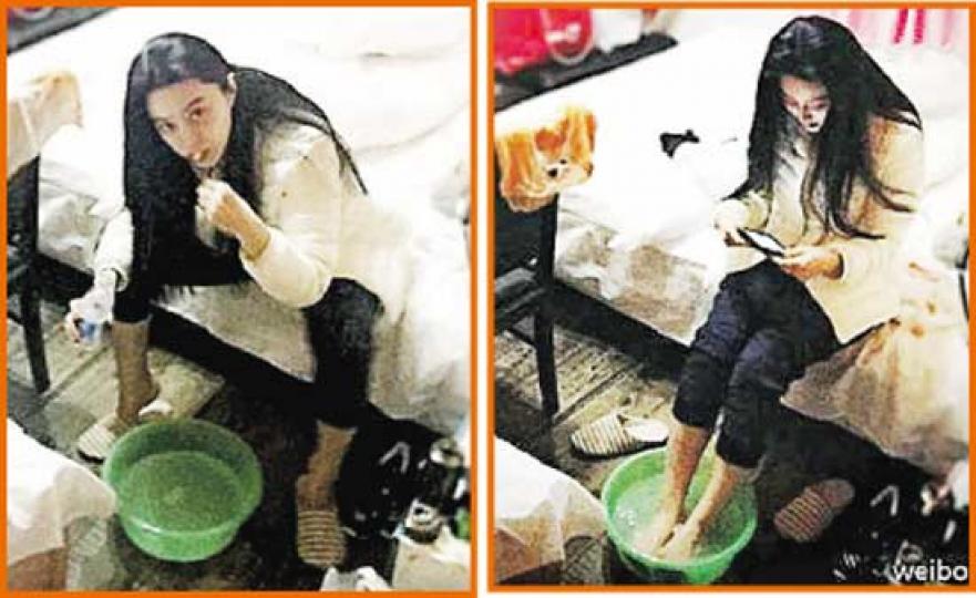 網民看過范冰冰浸腳、刷牙照,即寫道﹕「李晨要換洗腳水!」(微博圖片) 網民看過范冰冰浸腳、刷牙照,即寫道﹕「李晨要換洗腳水!」(微博圖片)
