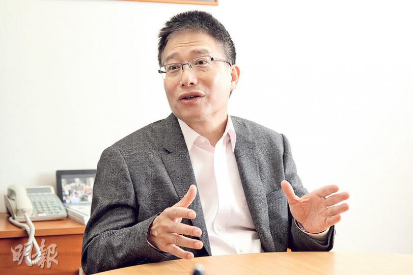 測量師學會前會長陳旭明指目前本港樓市資訊透明度不高,建議政府可撥款予測量師學會成立樓市資訊網頁,便利置業者。(林俊源攝) 測量師學會前會長陳旭明指目前本港樓市資訊透明度不高,建議政府可撥款予測量師學會成立樓市資訊網頁,便利置業者。(林俊源攝)