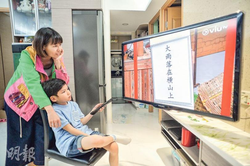 早前在「毛記電視」節目中高歌《補充練習無間做》的劉皓嵐,昨日看了一小段ViuTV兒童節目《快樂童盟》,認為「估字」環節「好得意」,但希望節目可以介紹集體遊戲及玩具。旁為其母。(蘇智鑫攝) 早前在「毛記電視」節目中高歌《補充練習無間做》的劉皓嵐,昨日看了一小段ViuTV兒童節目《快樂童盟》,認為「估字」環節「好得意」,但希望節目可以介紹集體遊戲及玩具。旁為其母。(蘇智鑫攝)