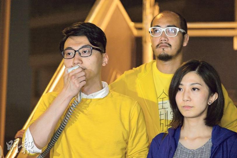 鄭錦滿(前左)昨晚約8時獲准保釋離開警署,隨即在熱血公民成員黃洋達(後)及鍾琬媛(前右)陪同下,用擴音器向傳媒及到場聲援的組織成員交代被捕經過及叫口號。(鄧宗弘攝)鄭錦滿被捕後,多名熱血公民成員帶同旗幟趕至柴灣警署外聲援及守候。(伍浦鋒攝) 鄭錦滿(前左)昨晚約8時獲准保釋離開警署,隨即在熱血公民成員黃洋達(後)及鍾琬媛(前右)陪同下,用擴音器向傳媒及到場聲援的組織成員交代被捕經過及叫口號。(鄧宗弘攝)鄭錦滿被捕後,多名熱血公民成員帶同旗幟趕至柴灣警署外聲援及守候。(伍浦鋒攝)