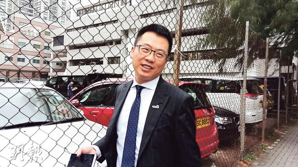 手術主刀醫生夏威昨在死因聆訊稱,死者因肺動脈高壓造成心臟衰竭,情况罕見,但認為並非由手術引起,稱自己問心無愧,已經「做咗可以做嘅嘢」。(鄧力行攝) 手術主刀醫生夏威昨在死因聆訊稱,死者因肺動脈高壓造成心臟衰竭,情况罕見,但認為並非由手術引起,稱自己問心無愧,已經「做咗可以做嘅嘢」。(鄧力行攝)