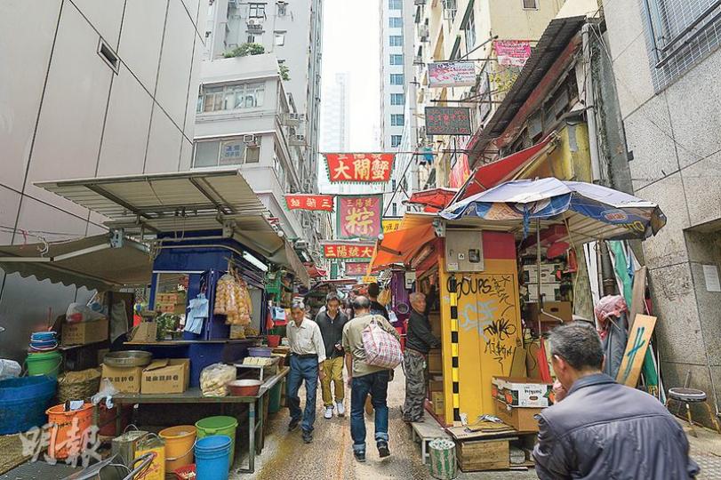 市建局啟動嘉咸街重建項目近10年,鮮貨零售中心建成後,當區區議員許智峯認為本港最古老露天市集嘉咸街市集將受重創,留不住昔日的街坊情。(黃志東攝)中環市集商戶大聯盟召集人許偉堅(圖)在結志街經營豬肉檔20多年,他透露搬入鮮貨零售中心後月租與目前相若,至於會否擔心日後被加租,他說「好難講」。(黃志東攝) 市建局啟動嘉咸街重建項目近10年,鮮貨零售中心建成後,當區區議員許智峯認為本港最古老露天市集嘉咸街市集將受重創,留不住昔日的街坊情。(黃志東攝)中環市集商戶大聯盟召集人許偉堅(圖)在結志街經營豬肉檔20多年,他透露搬入鮮貨零售中心後月租與目前相若,至於會否擔心日後被加租,他說「好難講」。(黃志東攝)