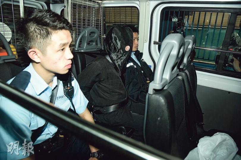 涉嫌用金屬渠蓋擊殺及擊傷兩院友的87歲疑犯(中)被捕後,由警員用黑布蒙頭及戴上手銬押返警署扣查。(蔡方山攝)頤養院兇案現場檢獲兩塊約12吋乘5吋、疑為兇器的金屬渠蓋證物,渠蓋上染有斑斑血迹。(李紹昌攝)案中的84歲姓梅事主被擊致頭部重傷昏迷,送院經搶救後需轉往深切治療部,情况危殆。(林智傑攝) 涉嫌用金屬渠蓋擊殺及擊傷兩院友的87歲疑犯(中)被捕後,由警員用黑布蒙頭及戴上手銬押返警署扣查。(蔡方山攝)頤養院兇案現場檢獲兩塊約12吋乘5吋、疑為兇器的金屬渠蓋證物,渠蓋上染有斑斑血迹。(李紹昌攝)案中的84歲姓梅事主被擊致頭部重傷昏迷,送院經搶救後需轉往深切治療部,情况危殆。(林智傑攝)