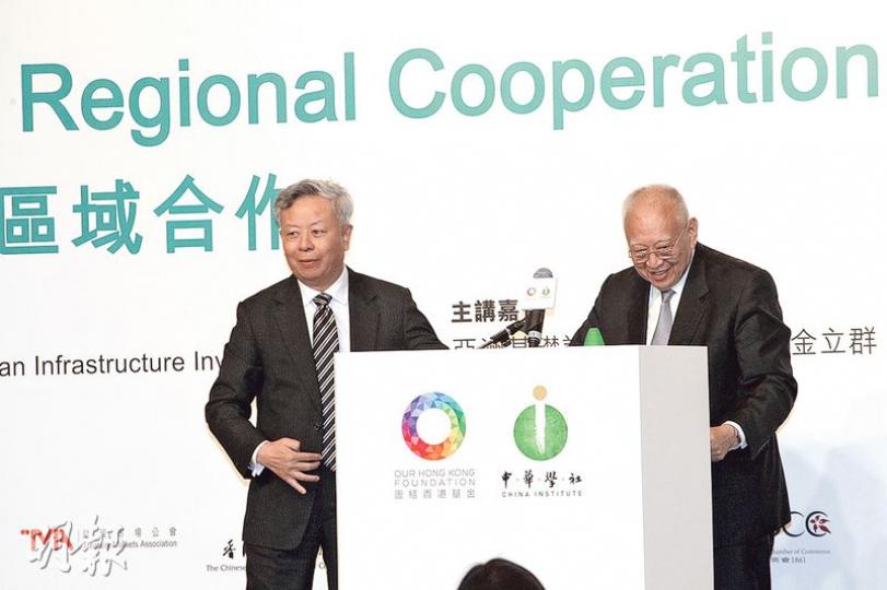 亞投行行長金立群（左）昨午應團結香港基金邀請在會展中心發表歷時45分鐘的演說，圖右為團結香港基金創辦人兼全國政協副主席董建華。（李紹昌攝）