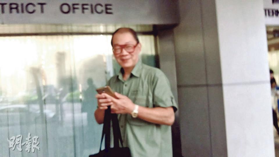 桂彰行向梁美芬及多名區議員追討買糉費，申索被撤銷後，桂彰行東主郭玉琼的丈夫梁漢柱（圖）在庭外表示，10多年來做多個政黨生意，未試過收不到貨款，「估唔到出事」，稱將就事件報警。（鄧力行攝）民主黨區議員林少忠稱，他從沒訂糉，但有一無名氏送贈2500隻糉到他的辦公室，指明想送給長者，他只是負責簽收。圖為代表林少忠出庭的陳源彬。（羅霜寧攝）庭上證供顯示，經民聯職員傅興昌（圖）指派下屬訂糉，以送給經民聯成員及友好。（羅霜寧攝）