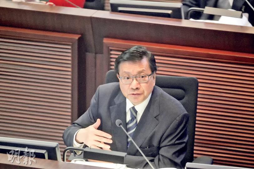 運輸及房屋局長張炳良表明，以港鐵派發給政府的股息補貼車費並不可行，將影響公共交通營運效率，他又強調當局無意回購港鐵。（郭慶輝攝）