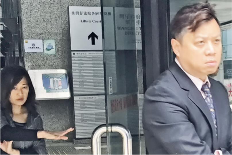 翠湖花園業主夫婦曾國章（前）與陳群娣（後），稱屋苑的翻新工程致其單位的熱水爐煙道管與煙道牆被封，向法團及承辦商追討近2萬元。（章淑廉攝）