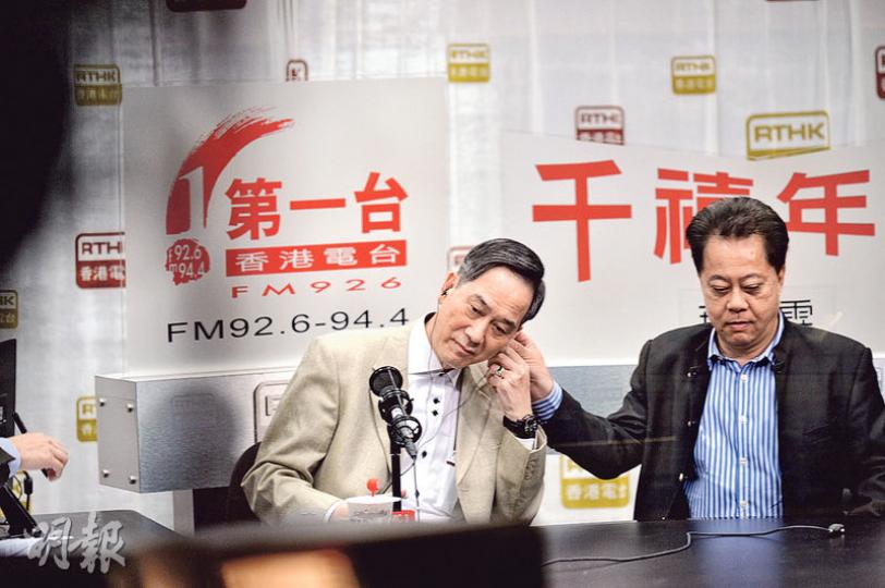 上水鄉事委員會主席侯志強（右）噚日同鄉議局副主席林偉強（左）出席港台節目講組黨，喺反對組黨嘅莫錦貴接受電話訪問時，原本離開咗嘅侯志強突然折返直播室，仲用手搶埋林偉強用緊嘅耳機，話「聽到有啲嘢呢，唔返嚟（回應）唔得」。（蘇智鑫攝）