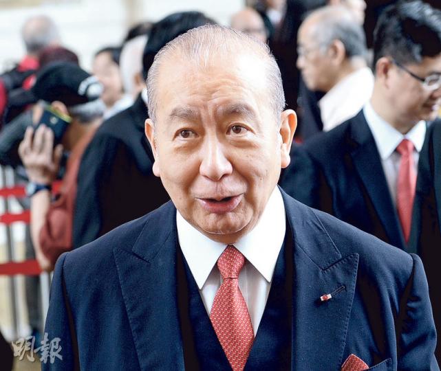 東亞主席兼行政總裁李國寶在昨天股東會之前,向傳媒表示有信心連任。結果亦一如所願,以七成股東的票數成功擊退攪局基金的狙擊。(劉焌陶攝) 東亞主席兼行政總裁李國寶在昨天股東會之前,向傳媒表示有信心連任。結果亦一如所願,以七成股東的票數成功擊退攪局基金的狙擊。(劉焌陶攝)