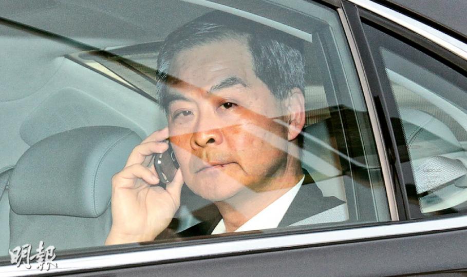 特首梁振英女兒梁頌昕行李事件引起各界批評,梁振英昨首度開腔回應,強調事件中女兒「完全服從機場的安排」,他自己、女兒及太太沒有動機、亦沒有需要以特權干預事件。(李紹昌攝) 特首梁振英女兒梁頌昕行李事件引起各界批評,梁振英昨首度開腔回應,強調事件中女兒「完全服從機場的安排」,他自己、女兒及太太沒有動機、亦沒有需要以特權干預事件。(李紹昌攝)