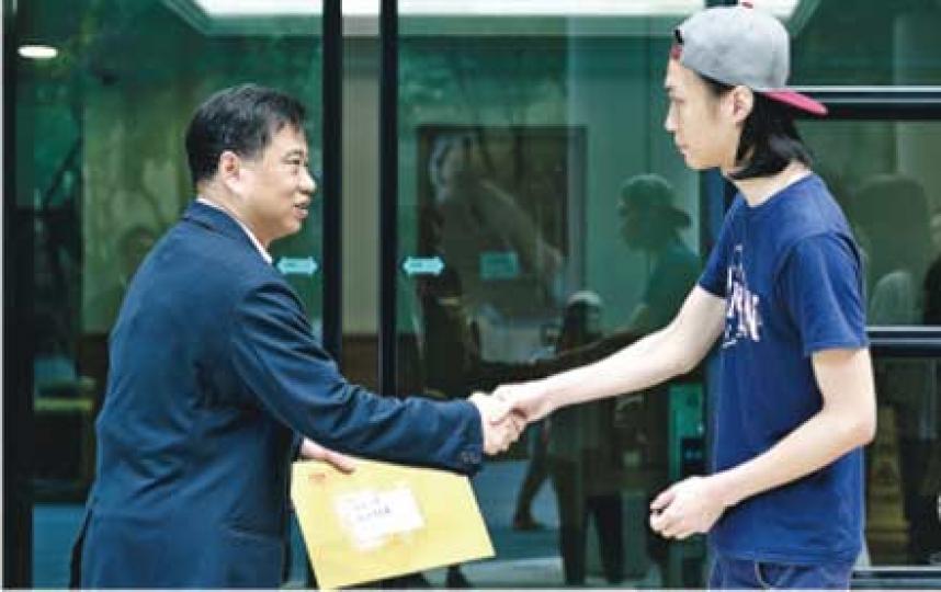 就2月學生會向校董會示威事件,嶺南大學學生紀律委員會昨召開聆訊,學生會長鄭沛倫(右)將學生聲明及聯署信交給紀律委員會主席呂漢光(左),希望撤銷對兩名涉事學生的紀律處分議程。(蘇智鑫攝) 就2月學生會向校董會示威事件,嶺南大學學生紀律委員會昨召開聆訊,學生會長鄭沛倫(右)將學生聲明及聯署信交給紀律委員會主席呂漢光(左),希望撤銷對兩名涉事學生的紀律處分議程。(蘇智鑫攝)