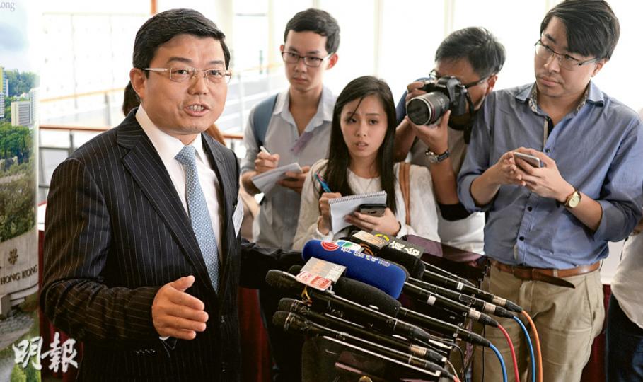 中聯辦法律部長王振民(左一)昨出席中大亞太法律學院院長論壇,他在發言時提到,自己現時身兼清華大學法學院院長,但將於數星期後卸任。(鍾林枝攝) 中聯辦法律部長王振民(左一)昨出席中大亞太法律學院院長論壇,他在發言時提到,自己現時身兼清華大學法學院院長,但將於數星期後卸任。(鍾林枝攝)