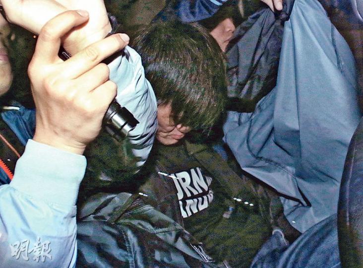 黃大仙懷疑偷車開工案件中,涉嫌趁凌晨時分偷駕公共小巴「搵食」被捕疑犯(中),由警員押返警署扣查。(蔡方山攝) 黃大仙懷疑偷車開工案件中,涉嫌趁凌晨時分偷駕公共小巴「搵食」被捕疑犯(中),由警員押返警署扣查。(蔡方山攝)