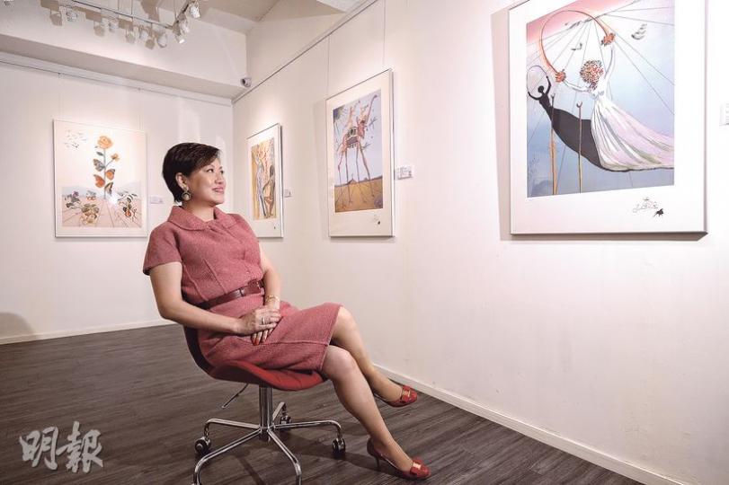 盈鑾畫廊下周舉辦西班牙鬼才藝術家薩爾瓦多.達利的作品展,從事金融行業的畫廊創辦人董慧(圖)自言受達利創作啟發,反思生命價值,希望觀眾從中也可獲得啟發。(馮凱鍵攝)《勝利的大象》(1974年):達利的創作深受心理學家弗洛伊德學說影響,獨有一套象徵語言,螞蟻、抽屜、麵包、幼長腿大象等圖像頻繁地出現於創作。其中於1974至1984年原模製作的《勝利的大象》,士兵愉悅地吹喇叭宣揚勝利,但他腳下的大象雙腳幼如柴枝,象徵權力脆弱。(馮凱鍵攝)《嘉娜看着地中海》(1992年):《嘉娜看着地中海,20公尺之後變 盈鑾畫廊下周舉辦西班牙鬼才藝術家薩爾瓦多.達利的作品展,從事金融行業的畫廊創辦人董慧(圖)自言受達利創作啟發,反思生命價值,希望觀眾從中也可獲得啟發。(馮凱鍵攝)《勝利的大象》(1974年):達利的創作深受心理學家弗洛伊德學說影響,獨有一套象徵語言,螞蟻、抽屜、麵包、幼長腿大象等圖像頻繁地出現於創作。其中於1974至1984年原模製作的《勝利的大象》,士兵愉悅地吹喇叭宣揚勝利,但他腳下的大象雙腳幼如柴枝,象徵權力脆弱。(馮凱鍵攝)《嘉娜看着地中海》(1992年):《嘉娜看着地中海,20公尺之後變