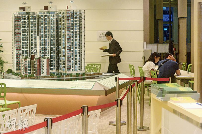 市建局昨第4日邀請「煥然壹居」的中籤者到位於大角嘴的售樓處揀樓,但昨日邀請的59人當中僅14人出席,全日售出12個單位;而市建局至今合共售出61個單位,佔整體銷售不足兩成。(鍾林枝攝) 市建局昨第4日邀請「煥然壹居」的中籤者到位於大角嘴的售樓處揀樓,但昨日邀請的59人當中僅14人出席,全日售出12個單位;而市建局至今合共售出61個單位,佔整體銷售不足兩成。(鍾林枝攝)
