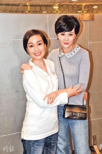 江美儀(左)跟朱慧珊攬頭攬頸,似家人多過舊同事。(攝影鎅O者:林祖傑)亞視執笠,蔡國威(右)與劉錫賢出席「A記同學會」聚會,難免感觸。(攝影鎅O者:林祖傑)鮑起靜(左)與陳煒手拖手,感情要好。(攝影鎅O者:林祖傑) 江美儀(左)跟朱慧珊攬頭攬頸,似家人多過舊同事。(攝影鎅O者:林祖傑)亞視執笠,蔡國威(右)與劉錫賢出席「A記同學會」聚會,難免感觸。(攝影鎅O者:林祖傑)鮑起靜(左)與陳煒手拖手,感情要好。(攝影鎅O者:林祖傑)